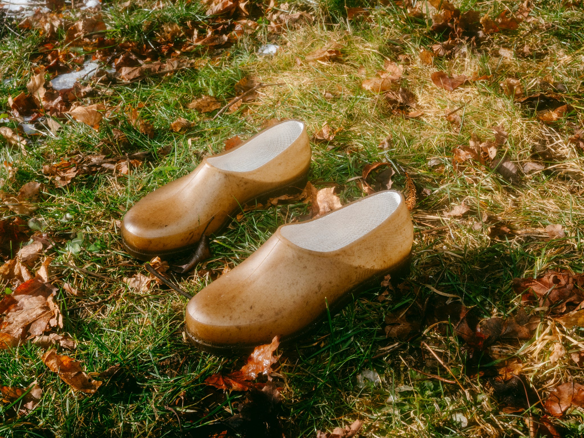French Recycled Hemp Gardening Clogs in Sepia – The Post Supply