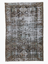 Load image into Gallery viewer, Vintage Mahal Rug
